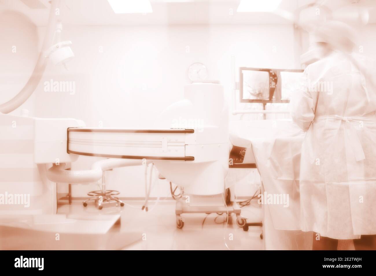 Background medico o scientifico con attività di un medico in Sala operatoria a raggi X (Cath LAB) Foto Stock