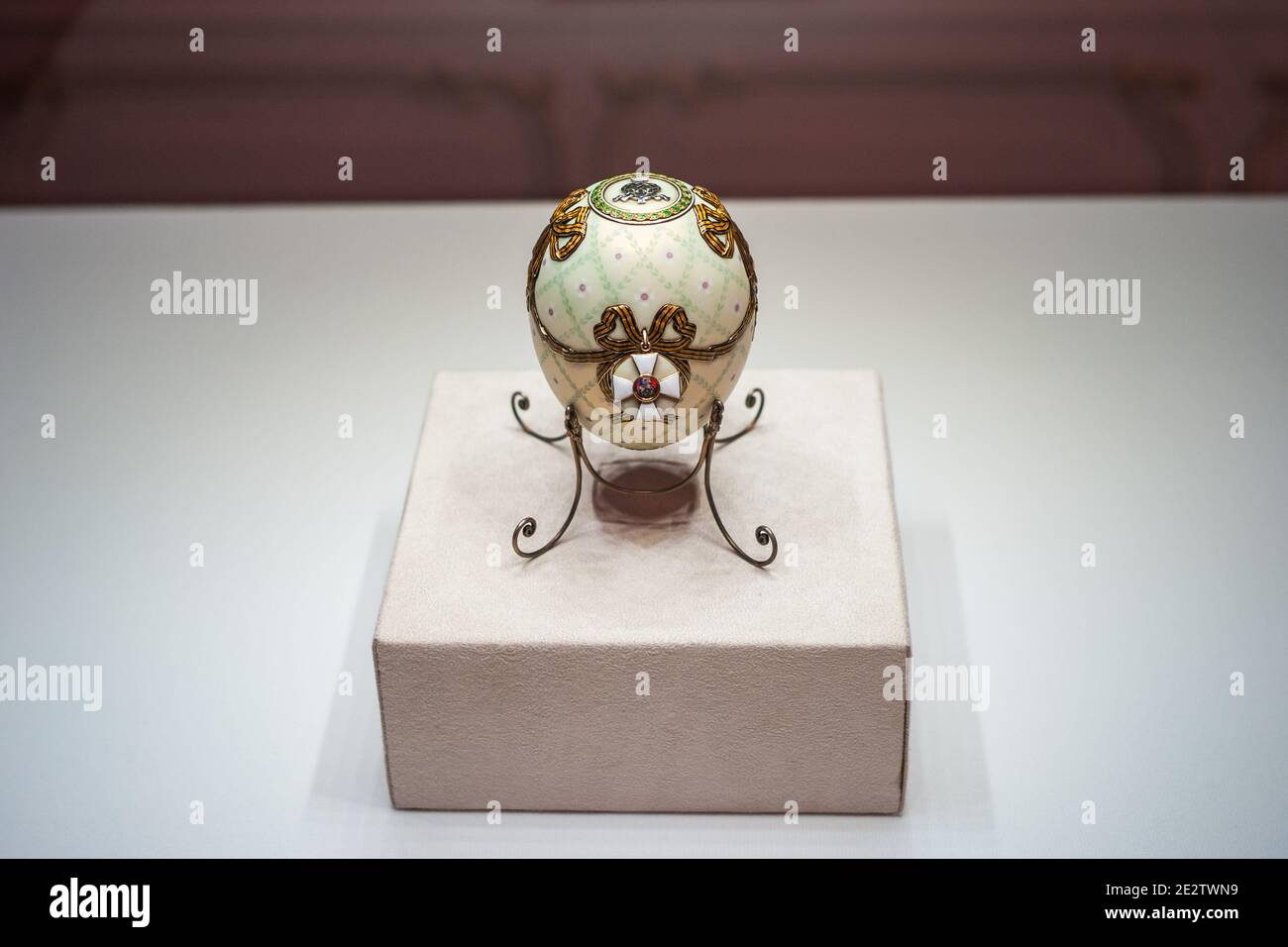San Pietroburgo, Russia - ca. Dicembre 2017: White Faberge Easter Egg chiamato l'Ordine di San Giorgio Egg al Museo Faberge nella Shuvalov pala Foto Stock