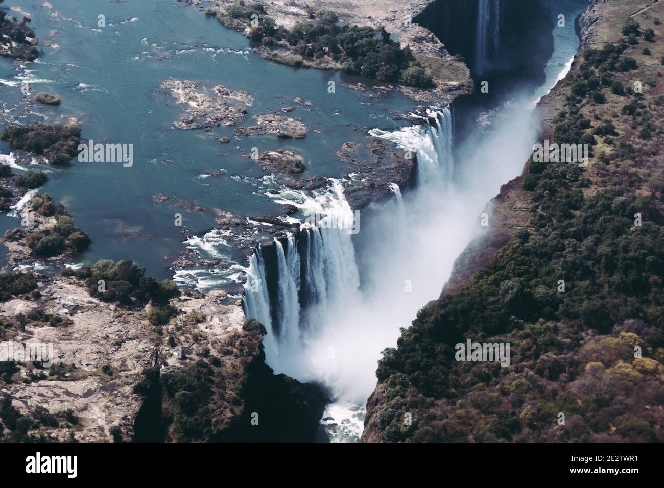 Cascate Victoria cascata principale sul fiume Zambesi in Zimbabwe, Africa  chiamato anche Mosi Oa Tunya, vista aerea Foto stock - Alamy