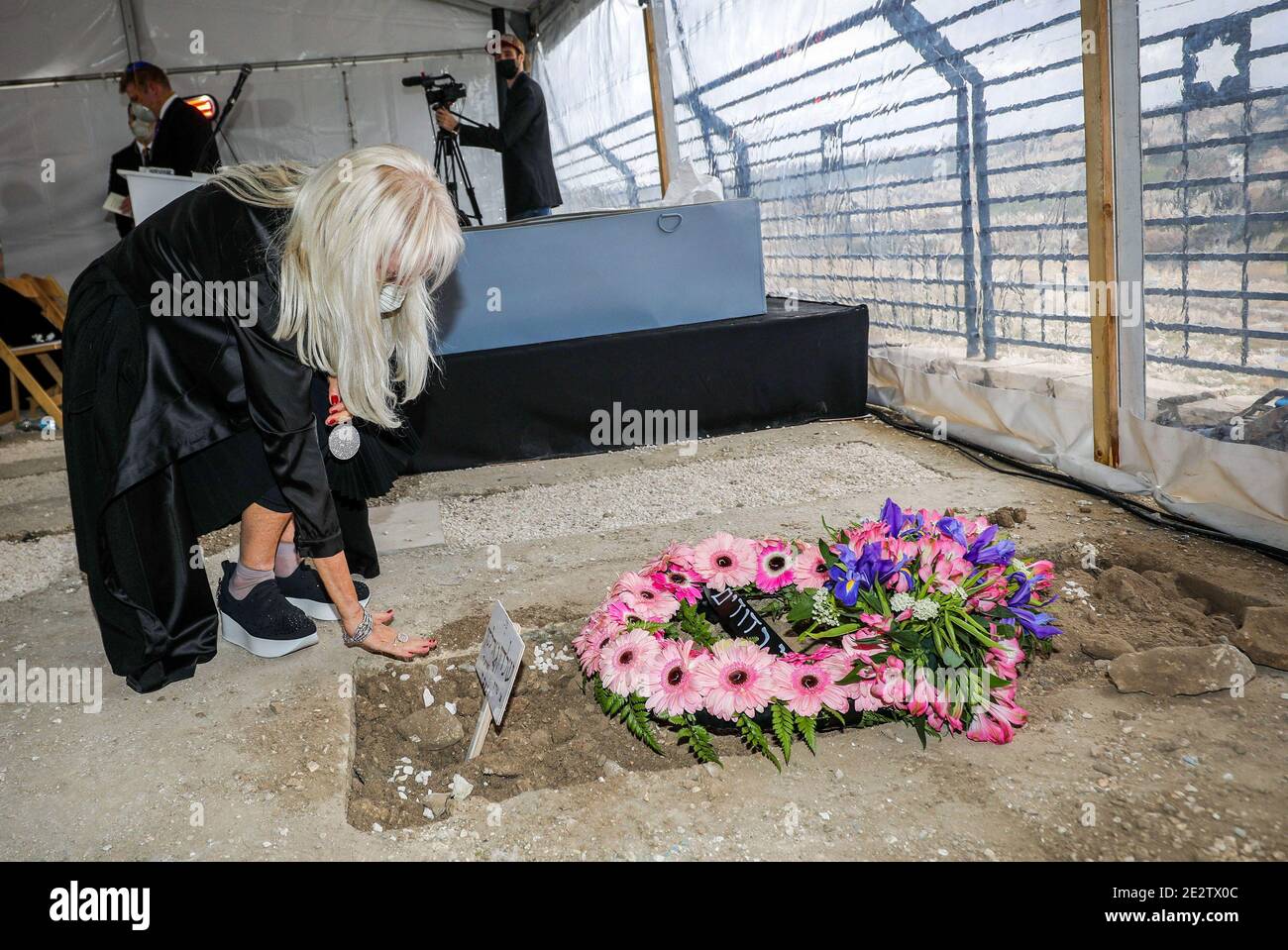 Lod, Israele. 15 gennaio 2021. Miriam Adelson piange nella tomba di Sheldon Adelson a Gerusalemme, Israele giovedì 14 gennaio 2021. Adelson, il magnate miliardario e broker di potere che ha costruito un impero di casinò che si estende da Las Vegas alla Cina e divenne una forza singolare nella politica nazionale e internazionale degli Stati Uniti, è morto dopo una lunga malattia. Foto in piscina di Oren ben Hakoon/UPI Credit: UPI/Alamy Live News Foto Stock