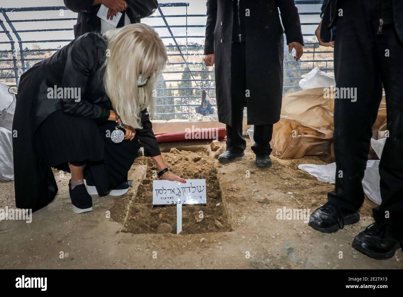 Lod, Israele. 15 gennaio 2021. Miriam Adelson piange nella tomba di Sheldon Adelson a Gerusalemme, Israele giovedì 14 gennaio 2021. Adelson, il magnate miliardario e broker di potere che ha costruito un impero di casinò che si estende da Las Vegas alla Cina e divenne una forza singolare nella politica nazionale e internazionale degli Stati Uniti, è morto dopo una lunga malattia. Foto in piscina di Oren ben Hakoon/UPI Credit: UPI/Alamy Live News Foto Stock