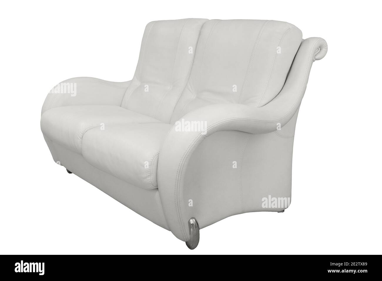 Questo divano da ufficio bianco in pelle traforata per due persone è isolato su uno sfondo bianco. Vista laterale Foto Stock