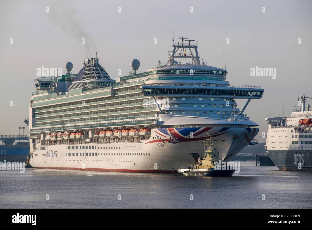 P&o crociere Azura attracco al porto di Tyne Foto Stock