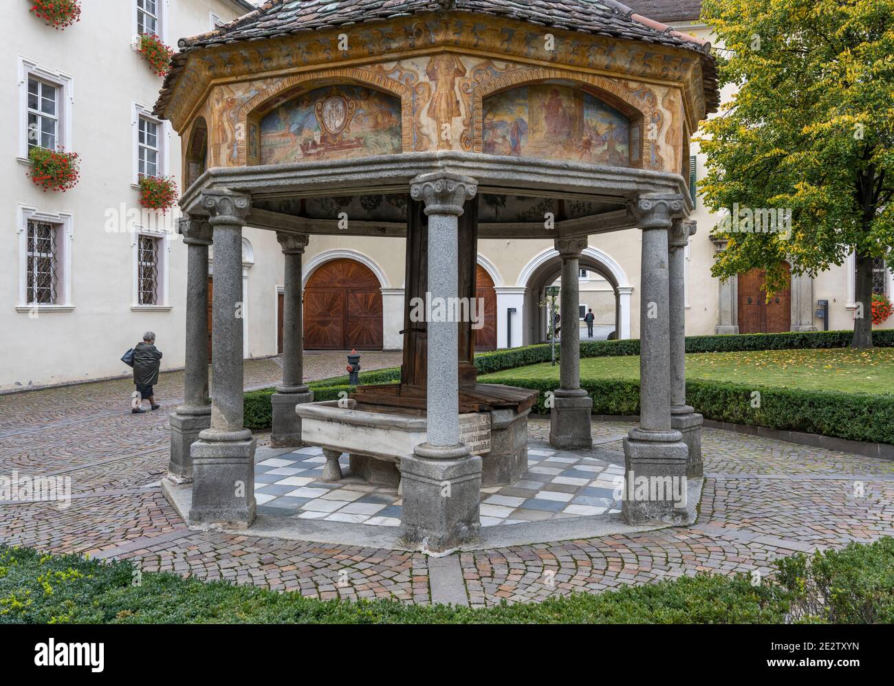 Bressanone, Italia - 9 ottobre 2020: Giardino con pergolato nel monastero di Abbazia di Novacella, Kloster Neustift in autunno nelle Dolomiti, Italia. Foto Stock