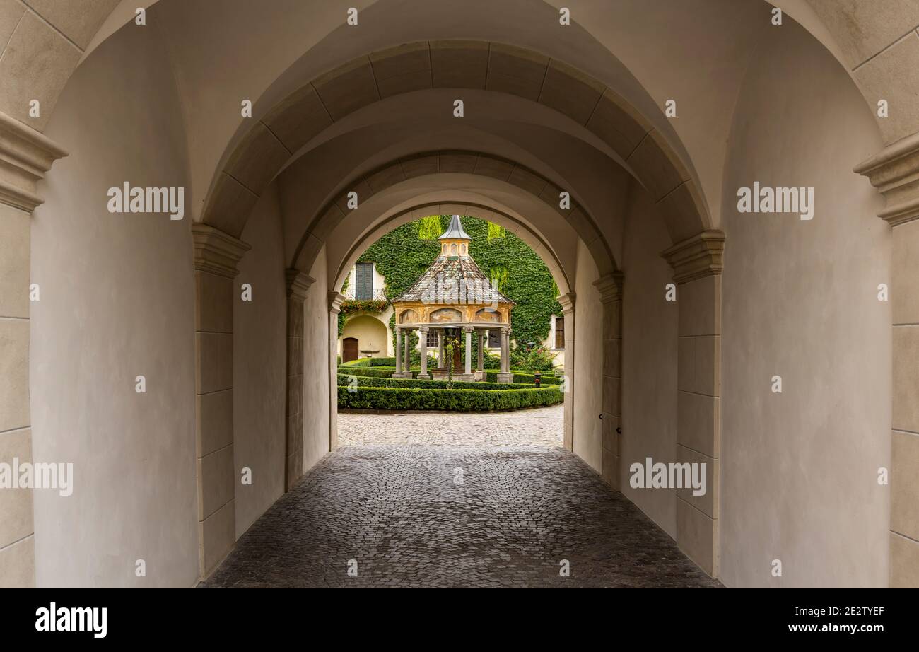 Bressanone, Italia - 9 ottobre 2020: Porta con giardino e pergolato nel monastero dell'Abbazia di Novacella, Kloster Neustift in autunno nelle Dolomiti, Ita Foto Stock