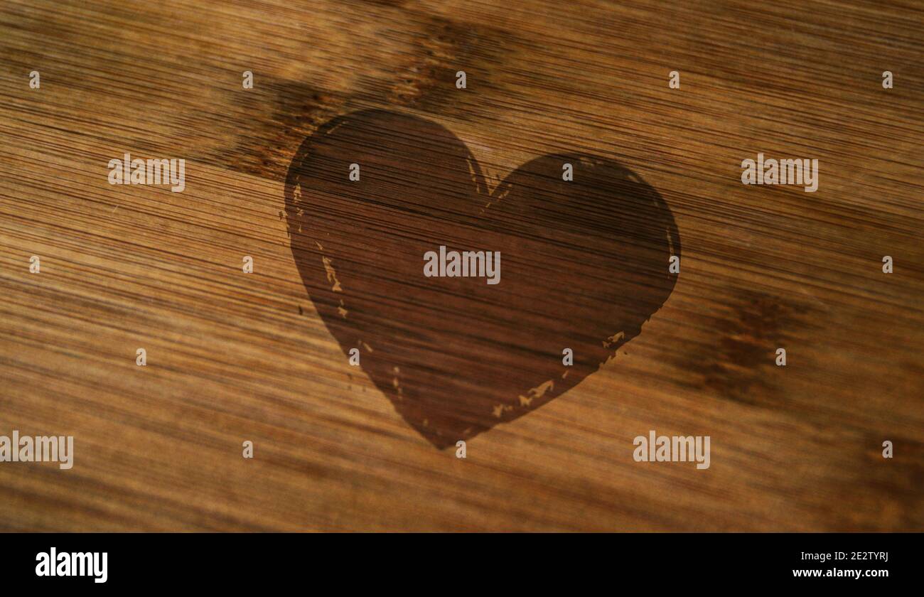 Simbolo di salute e amore del cuore stampato su scatola di legno. Concetto di messaggio romantico, cardio, festivo. Foto Stock