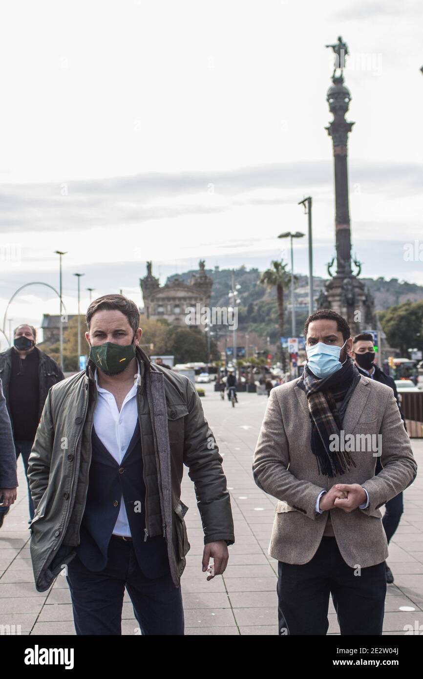 Barcellona, Spagna. 15 gennaio 2021. Presidente del partito politico Vox, Santiago Abascal e candidato dello stesso partito per la presidenza della Generalitat di Catalogna, Ignacio Garriga, Sono visti in Passeig de Colom.Santiago Abascal e Ignacio Garriga dal partito di polizia Vox hanno chiamato un collettivo di stampa di fronte al monumento di Cristoforo Colombo, per respingere la decisione del governo di rinviare le elezioni catalane a causa del Coronavirus. Credit: SOPA Images Limited/Alamy Live News Foto Stock