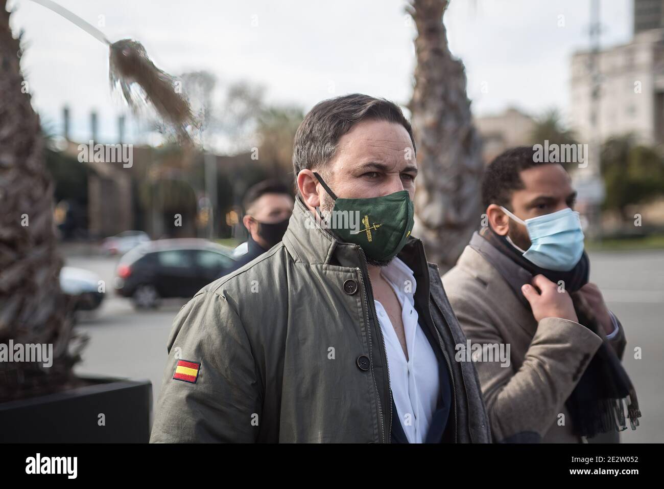 Barcellona, Spagna. 15 gennaio 2021. Presidente del partito politico Vox, Santiago Abascal e candidato dello stesso partito per la presidenza della Generalitat di Catalogna, Ignacio Garriga, Sono visti in Passeig de Colom.Santiago Abascal e Ignacio Garriga dal partito di polizia Vox hanno chiamato un collettivo di stampa di fronte al monumento di Cristoforo Colombo, per respingere la decisione del governo di rinviare le elezioni catalane a causa del Coronavirus. Credit: SOPA Images Limited/Alamy Live News Foto Stock