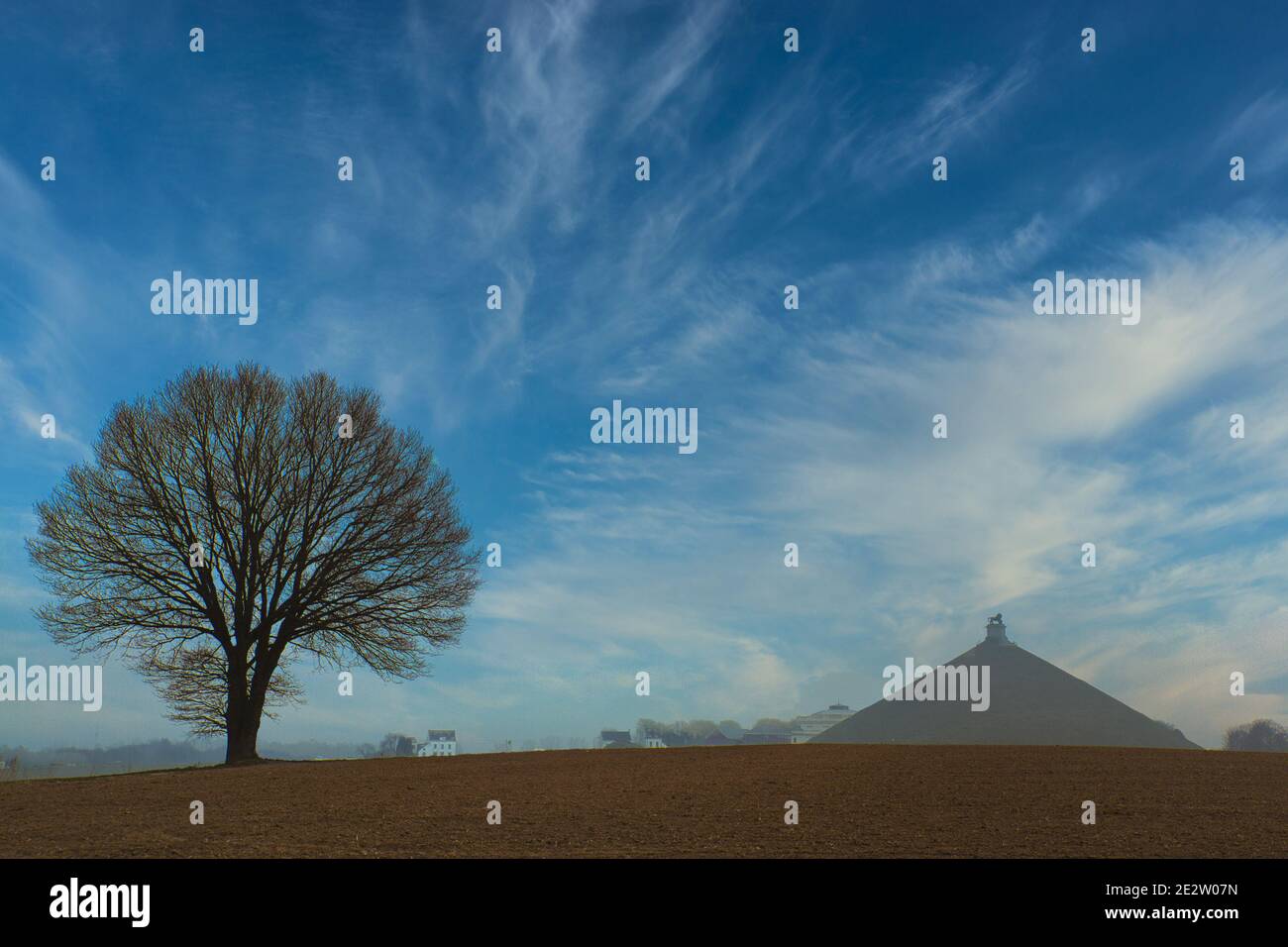 Scena che guarda il Lions Mound a Waterloo a marzo in Belgio Foto Stock