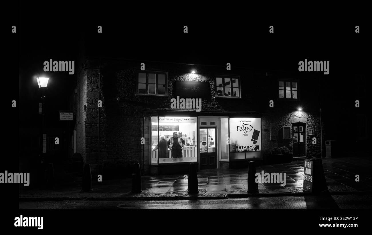 Un Fish Rural and chip Shop in Somerset rurale nel buio d'inverno in una serata piovosa Foto Stock