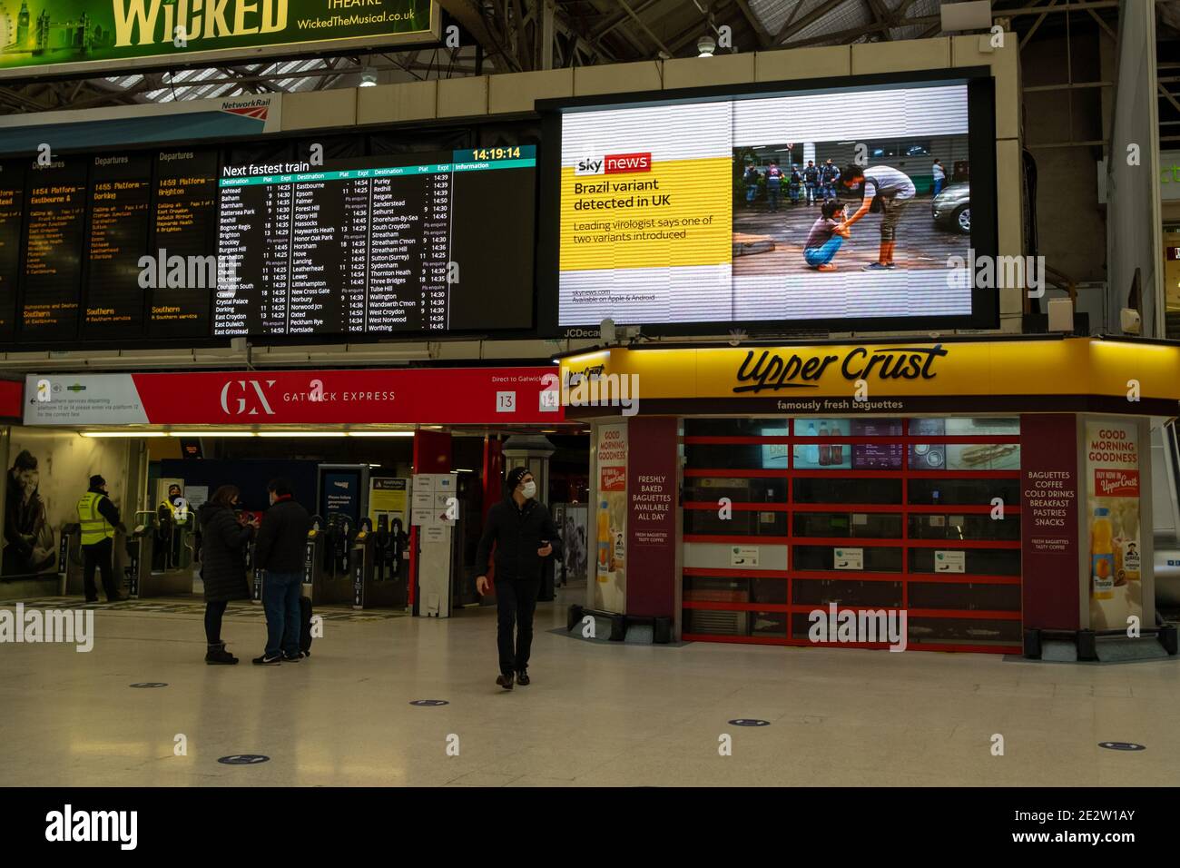 Londra - Gennaio 2020: Stazione ferroviaria di Victoria tranquilla con schermo che mostra le notizie del nuovo ceppo di Coronavirus durante il blocco Foto Stock