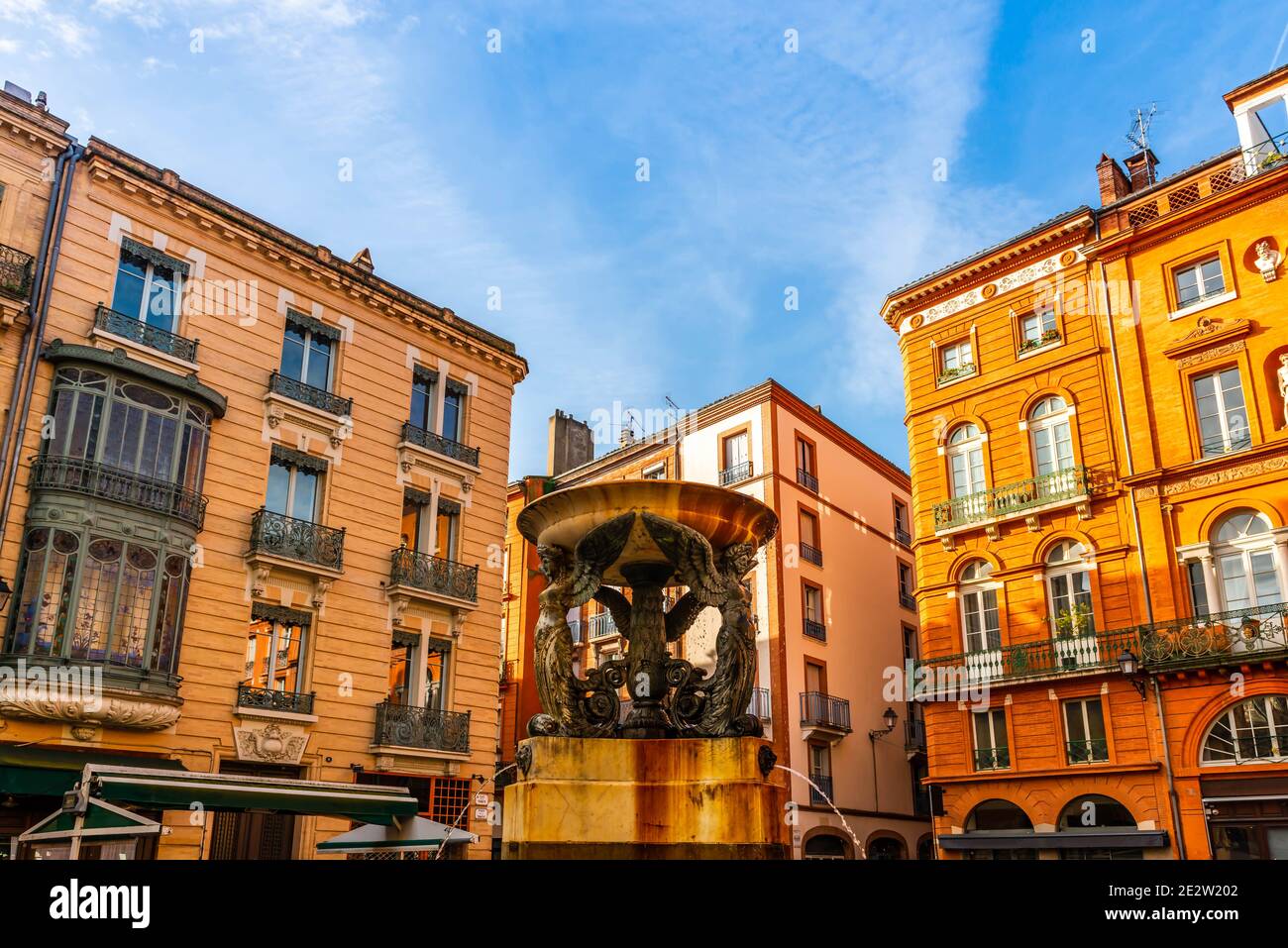Fontana ed edifici Place de la Trinite a Tolosa in Occitania, Francia Foto Stock