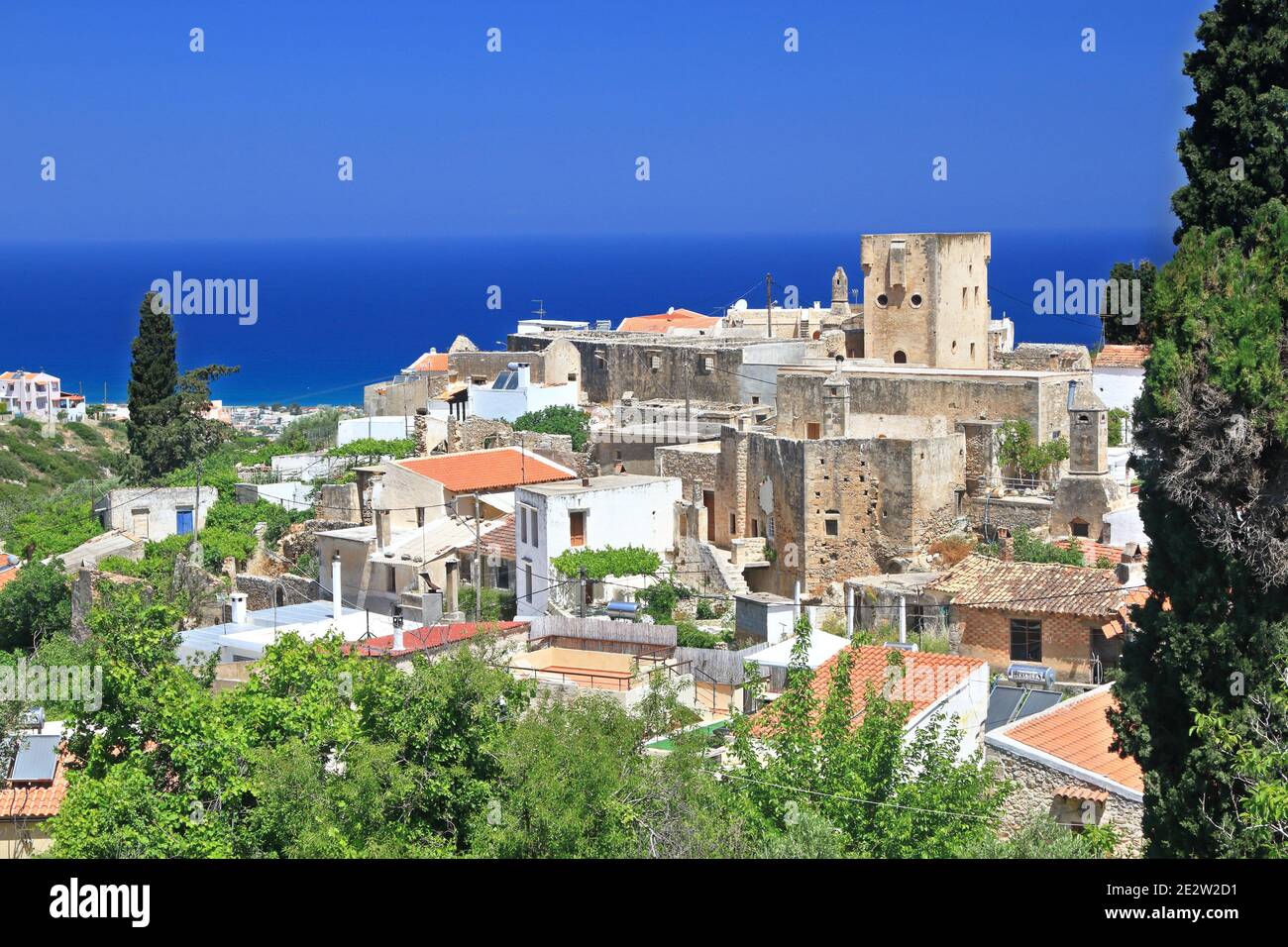 Maroulas, uno dei più bei villaggi tradizionali dell'isola di Creta, Grecia. Si trova nella regione di Rethymno, ed è conosciuta per le sue torri ocra Foto Stock