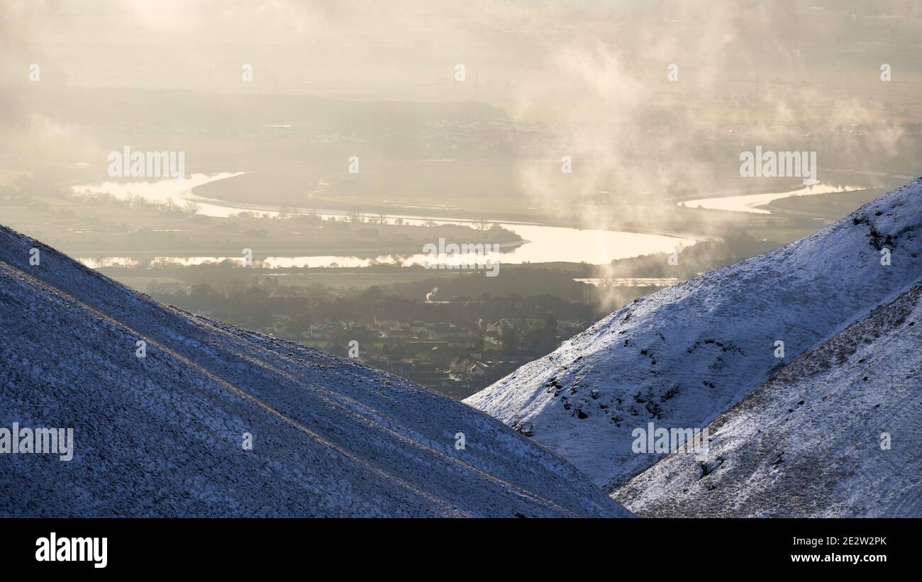 Vista del fiume Forth da sopra Alva Glen, gli Ochils, Clackmannanshire, Scozia Foto Stock