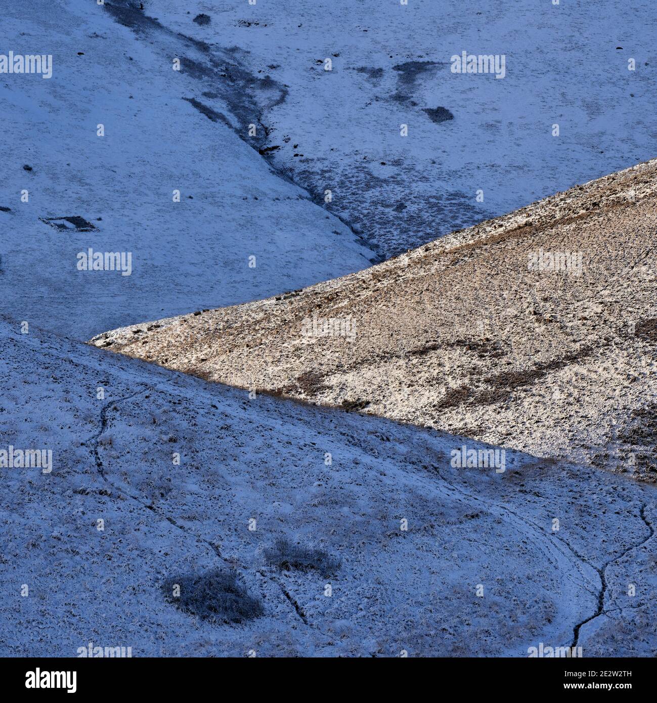 Vista astratta verso Alva Glen in inverno, gli Ochils, Clackmannanshire, Scozia Foto Stock