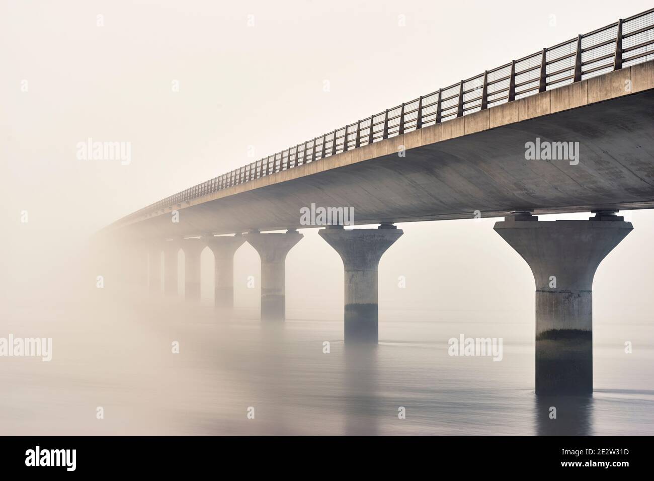 Clackmannanshire Bridge attraverso il fiume Forth in tempo foggy, Scozia Foto Stock