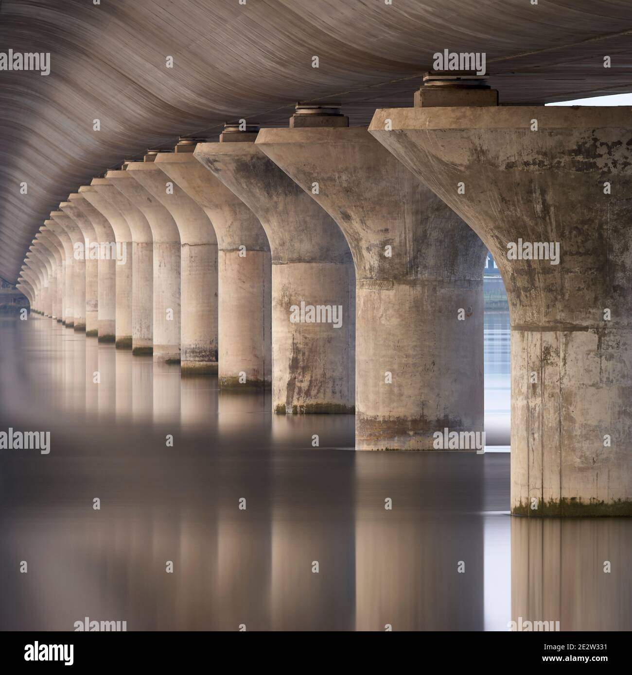 I moli di cemento del ponte Clackmannanshire, Scozia Foto Stock