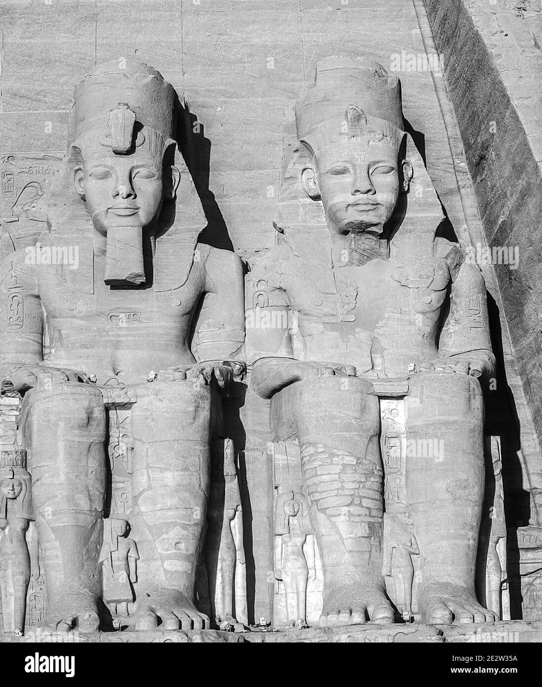 Assuan. Questo è il sito di Abu Simbel, patrimonio dell'umanità dell'UNESCO, risalente a 3000 anni fa, vicino al fiume Nilo e alla città di Assuan conosciuta. Prima che il monumento venisse trasferito, il monumento veniva lentamente recuperato e sepolto dal deserto ed è per questo motivo che si possono vedere frammenti di graffiti scolpiti da soldati inglesi e francesi che passavano in questo modo all'inizio del 1800 molto in alto su alcune parti del monumento, accesso oggi che non sarebbe stato possibile senza attrezzature specializzate. Come per Philae, nel 1968 è diventato necessario spostare il monumento sopra il bacino idrico della diga di Assuan. Foto Stock