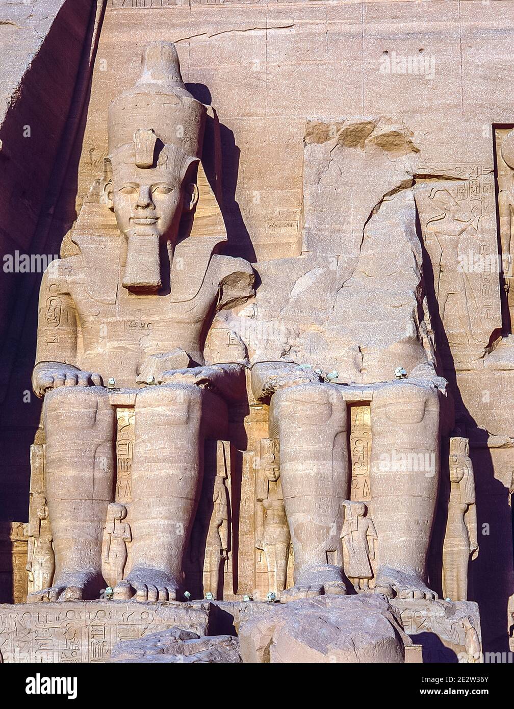 Assuan. Questo è il sito di Abu Simbel, patrimonio dell'umanità dell'UNESCO, risalente a 3000 anni fa, vicino al fiume Nilo e alla città di Assuan conosciuta. Prima che il monumento venisse trasferito, il monumento veniva lentamente recuperato e sepolto dal deserto ed è per questo motivo che si possono vedere frammenti di graffiti scolpiti da soldati inglesi e francesi che passavano in questo modo all'inizio del 1800 molto in alto su alcune parti del monumento, accesso oggi che non sarebbe stato possibile senza attrezzature specializzate. Come per Philae, nel 1968 è diventato necessario spostare il monumento sopra il bacino idrico della diga di Assuan. Foto Stock