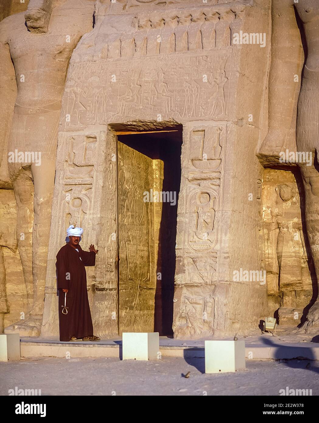 Assuan. Questo è il sito di Abu Simbel, patrimonio dell'umanità dell'UNESCO, risalente a 3000 anni fa, vicino al fiume Nilo e alla città di Assuan conosciuta. Prima che il monumento venisse trasferito, il monumento veniva lentamente recuperato e sepolto dal deserto ed è per questo motivo che si possono vedere frammenti di graffiti scolpiti da soldati inglesi e francesi che passavano in questo modo all'inizio del 1800 molto in alto su alcune parti del monumento, accesso oggi che non sarebbe stato possibile senza attrezzature specializzate. Come per Philae, nel 1968 è diventato necessario spostare il monumento sopra il bacino idrico della diga di Assuan. Foto Stock