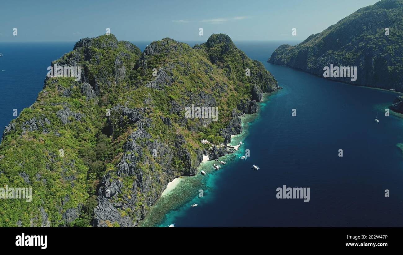 Isole montane Tropiche con foresta verde su rocce a vista aerea del golfo di mare. Nessuno paesaggio naturale di El Nido isolette, Filippine, arcipelago Visayas. Vacanze in paradiso isole durante il giorno d'estate Foto Stock