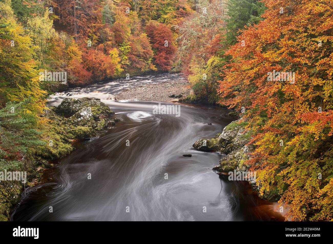 Il fiume Findhorn, vicino a Relugas, Moray, Scozia Foto Stock