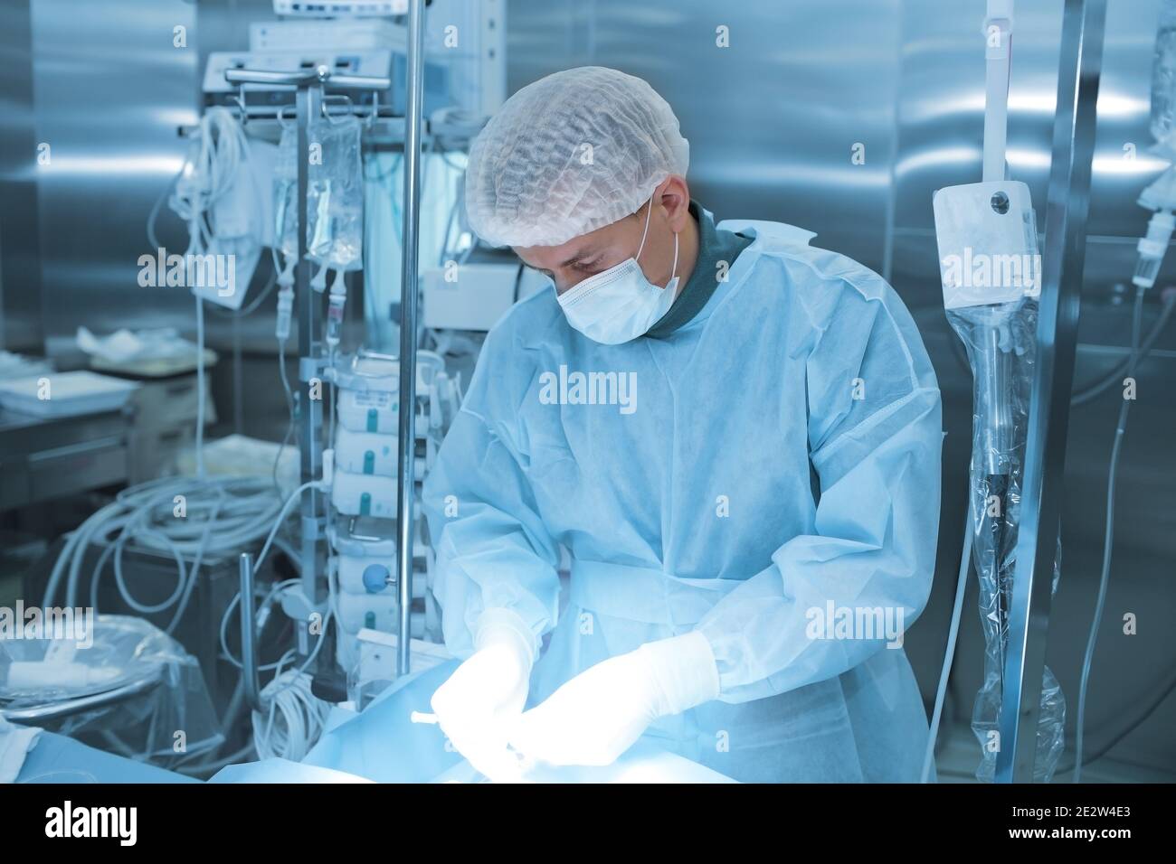 Medico maschile che si prepara all'intervento chirurgico. Foto Stock