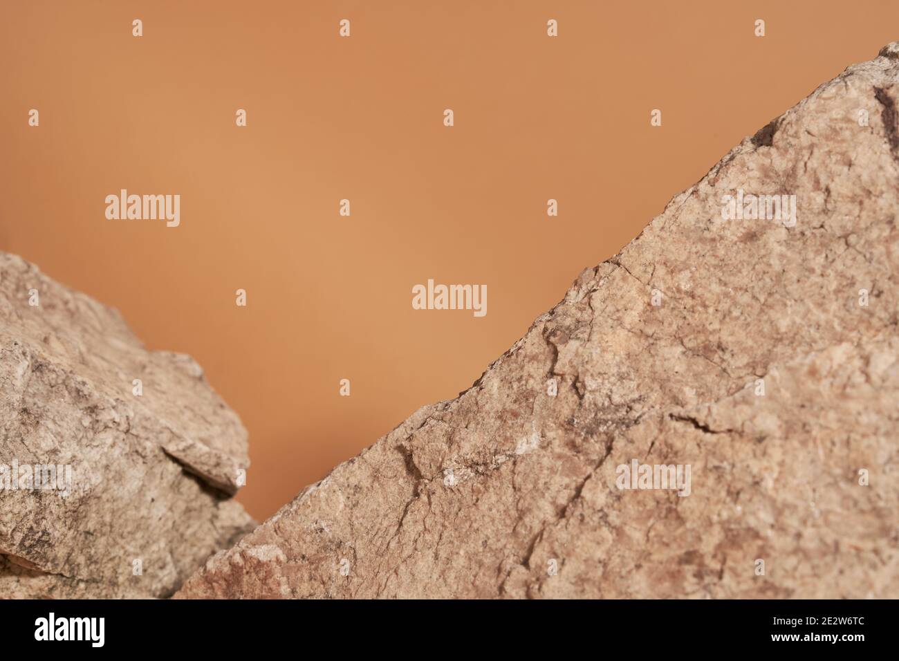 Pietra naturale beige su sfondo beige. Foto di alta qualità Foto Stock