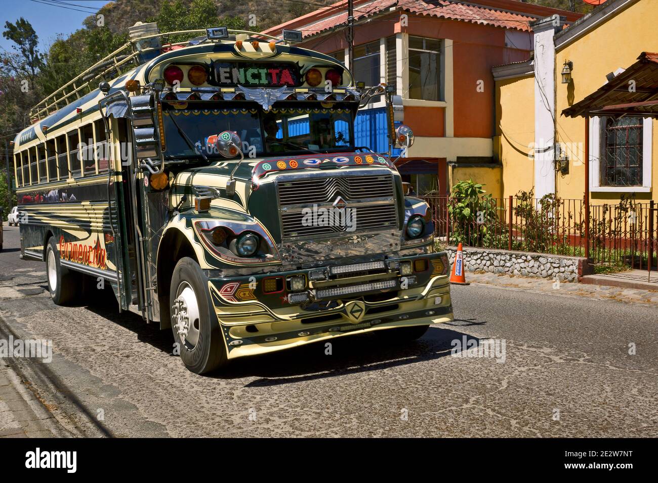 Guatemala, America Centrale: Autobus di pollo colorati negli altopiani del guatemala - allineati ex autobus scolastici americani Foto Stock