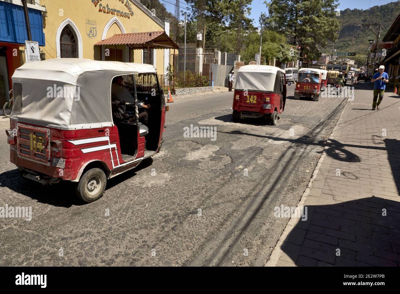 Guatemala, America Centrale: Red Tuk Tuk Armada sulla strada Foto Stock