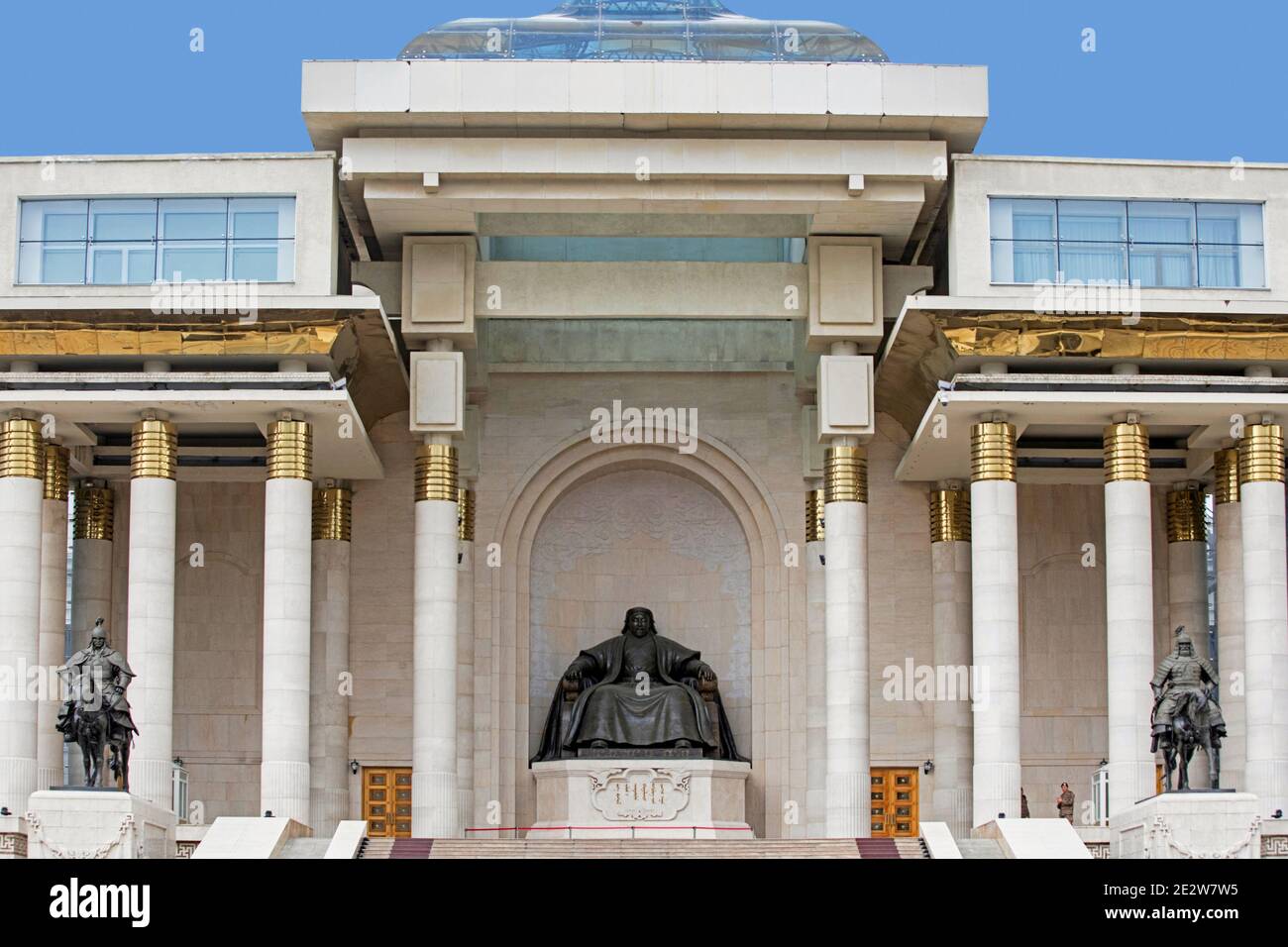 Ingresso principale al Palazzo del Governo Mongolo / Palazzo di Stato con la statua di Gengis Khan nella capitale Ulaanbaatar / Ulan Bator, Mongolia Foto Stock