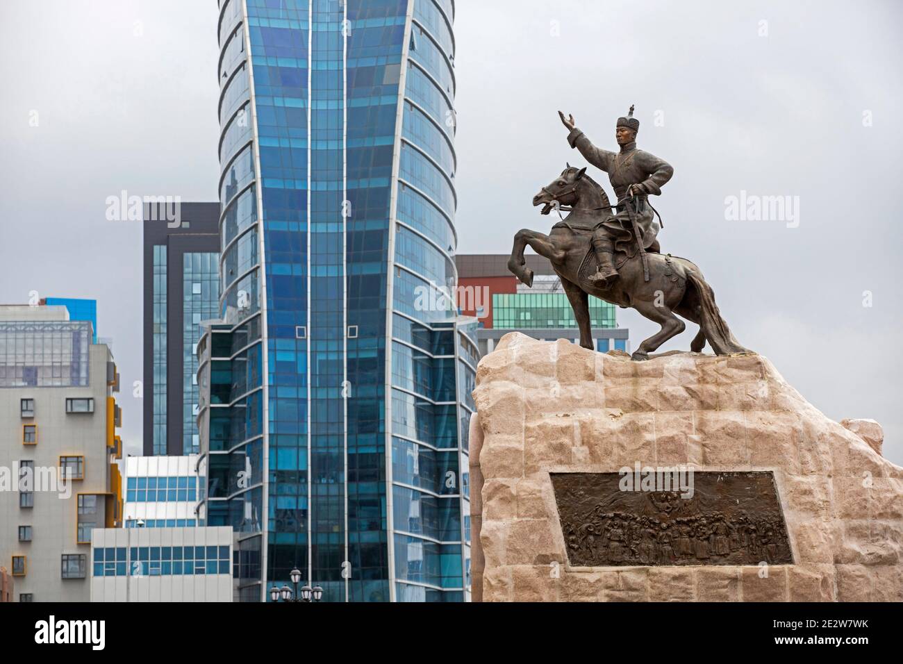 Blue Sky Tower e la statua di Damdin Sükhbaatar sulla Piazza Sukhbaatar / Piazza Chinggis nella capitale Ulaanbaatar / Ulan Bator, Mongolia Foto Stock