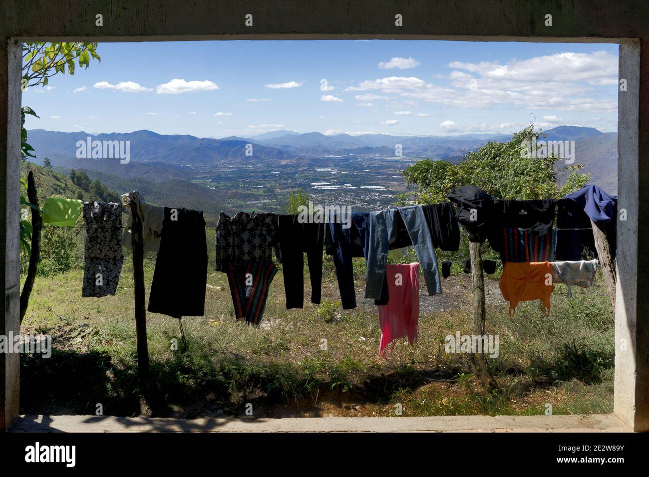 Guatemala, America Centrale: Negli altopiani del Guatemala con un cielo drammatico e stendibiancheria decorativa Foto Stock