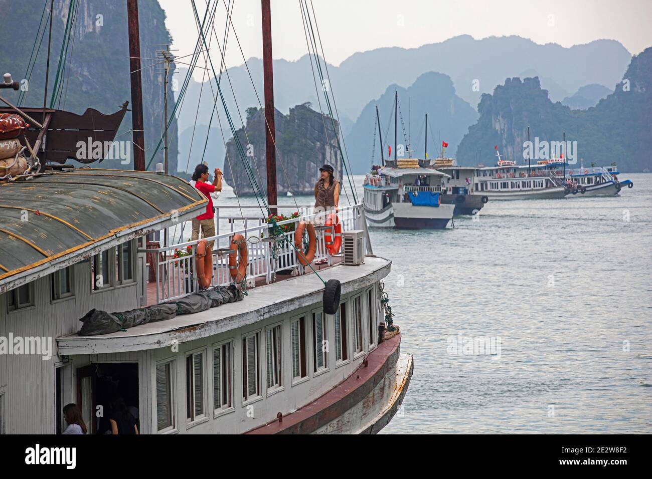 Barche turistiche e isole monolitiche di pietra calcarea nella Baia di ha Long / Baia di ha Long / Vinh ha Long, provincia di Quang Ninh, Vietnam Foto Stock