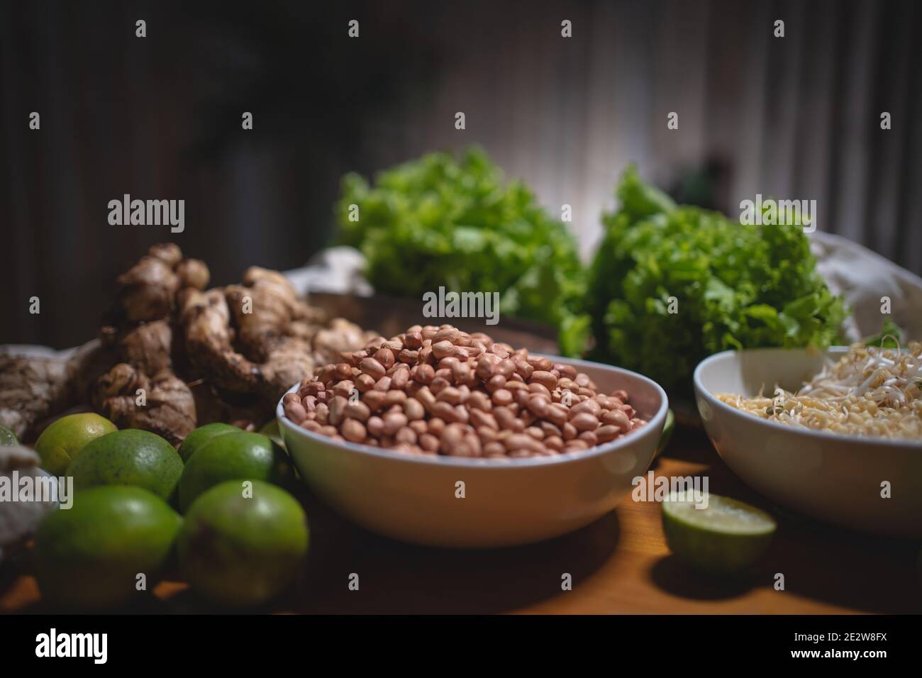 set di cibi crudi vegetariani o vegani con sacchetti ecologici Foto Stock