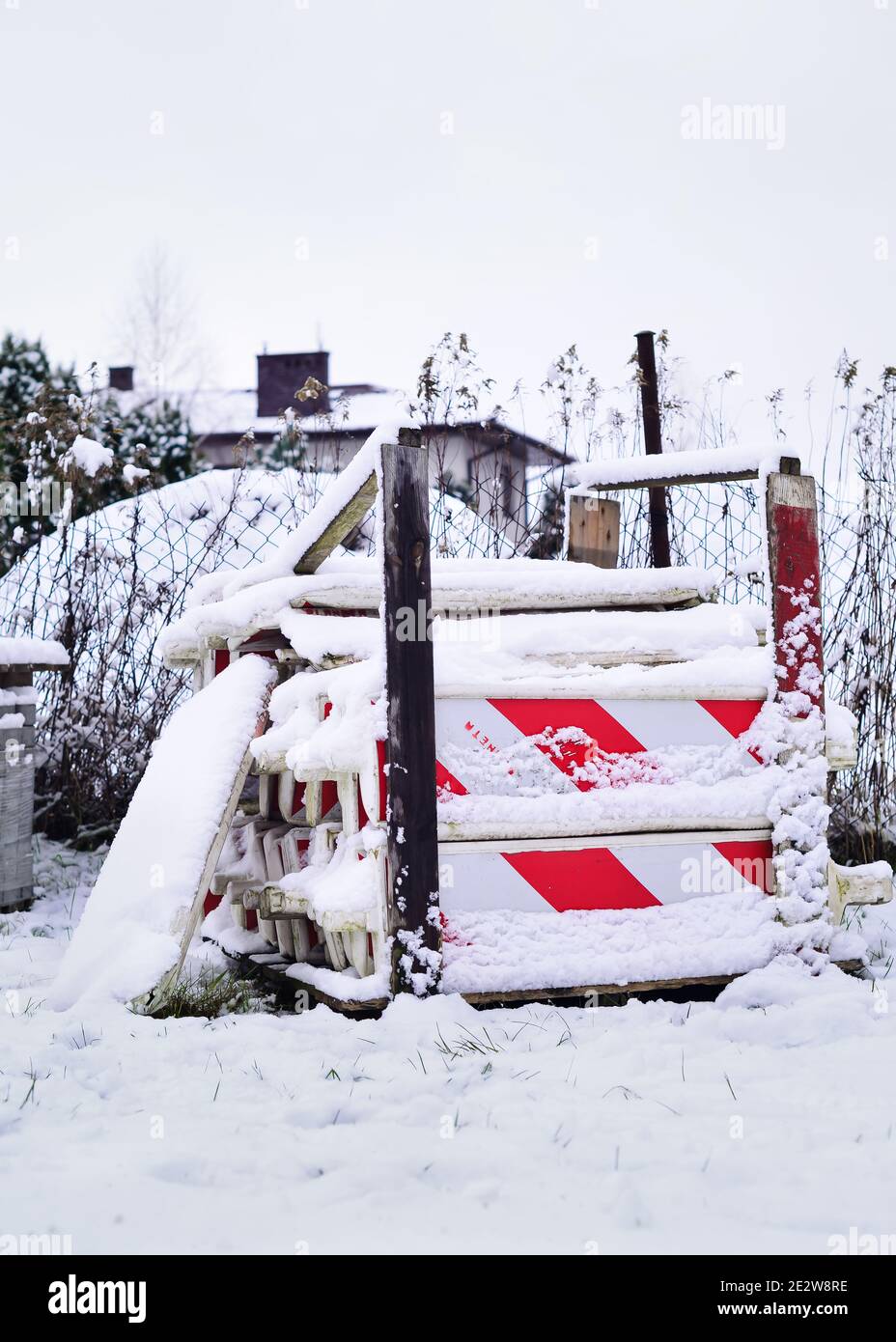 Delineatori segnali di avvertenza impilati non sed pronti per la configurazione. Coperto di neve, stagione invernale. Foto Stock