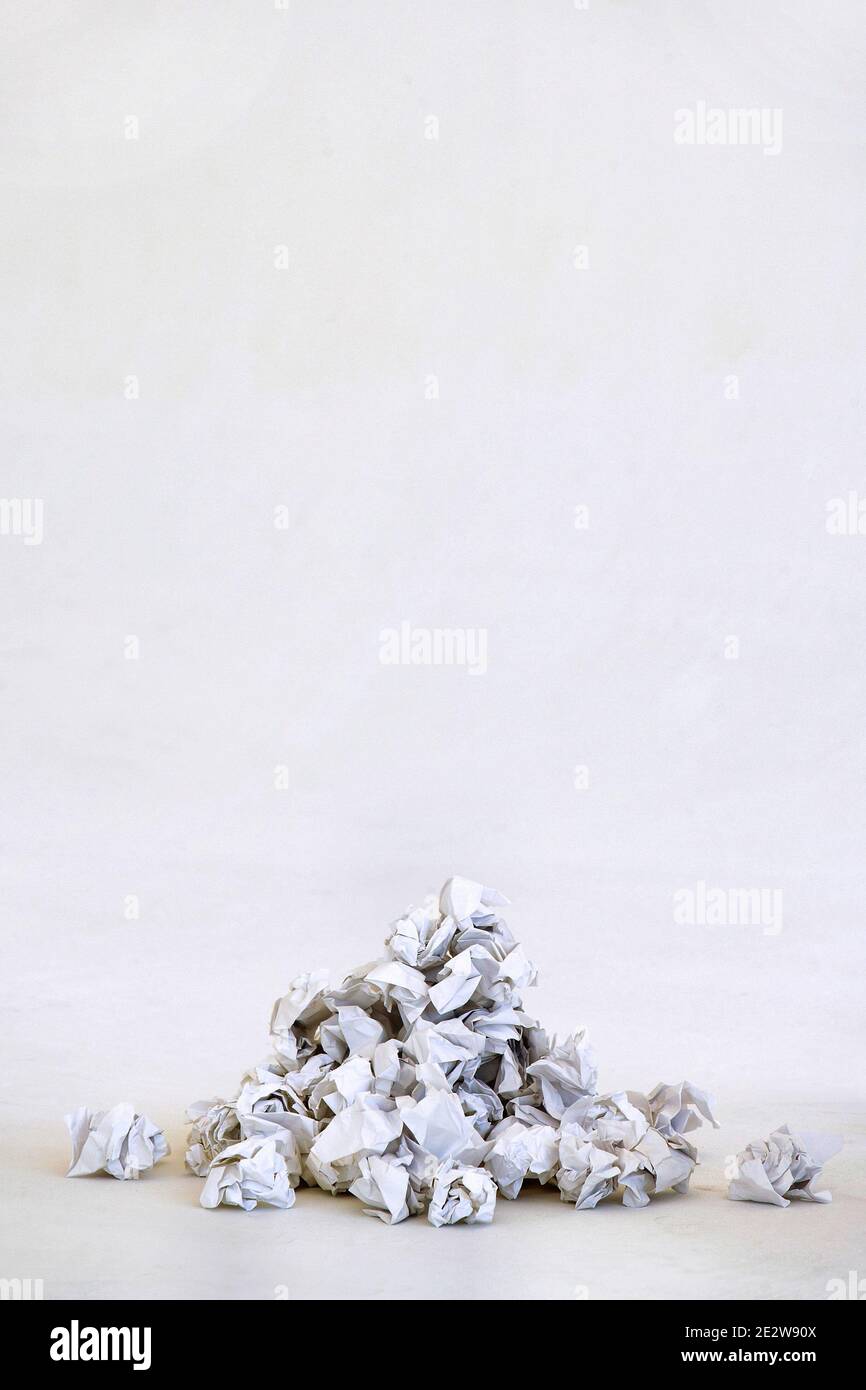 Foto in bianco e nero di carta sbriciolata Foto Stock