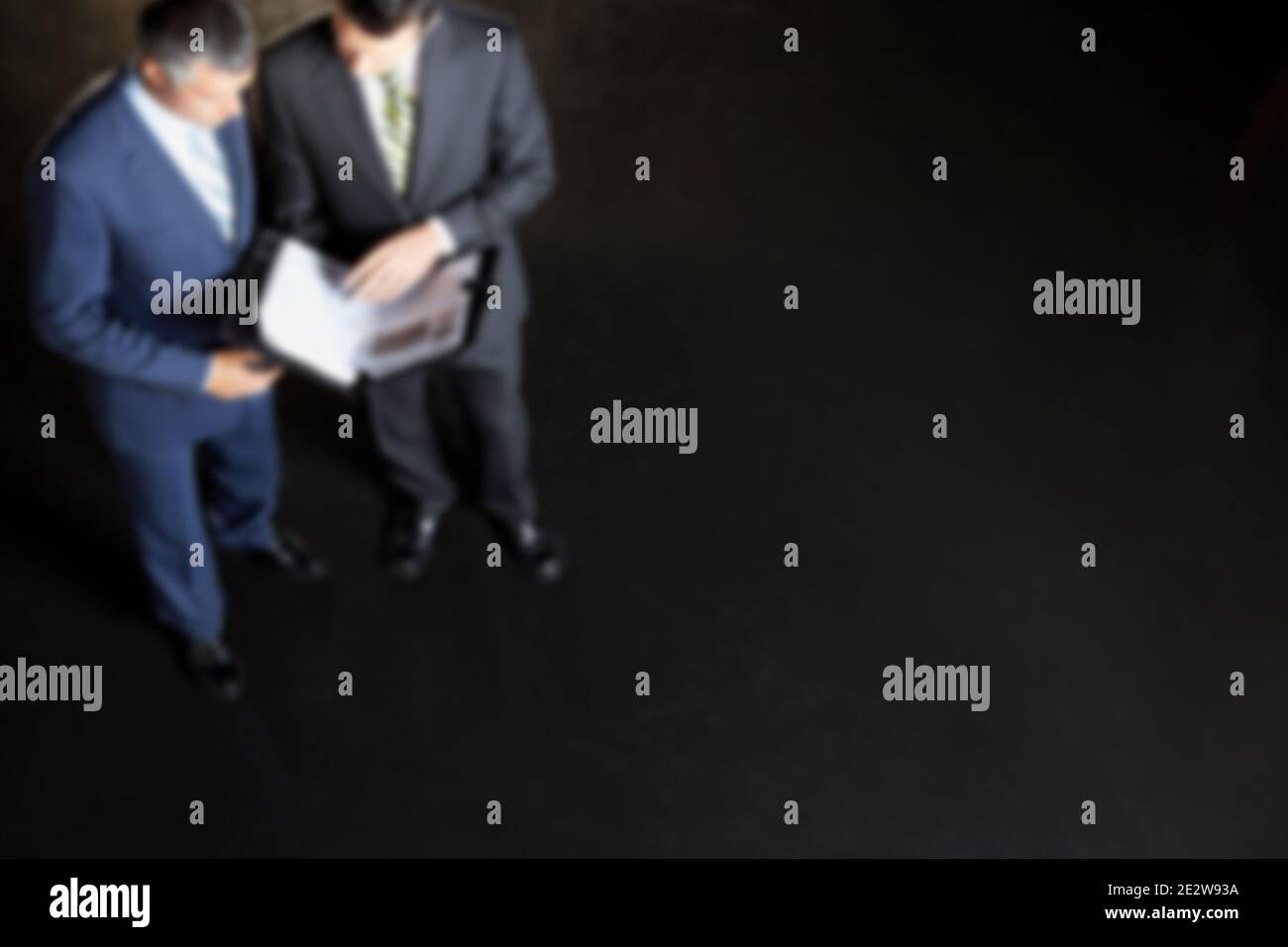Foto offuscata di uomini d'affari che guardano al piano d'affari Foto Stock