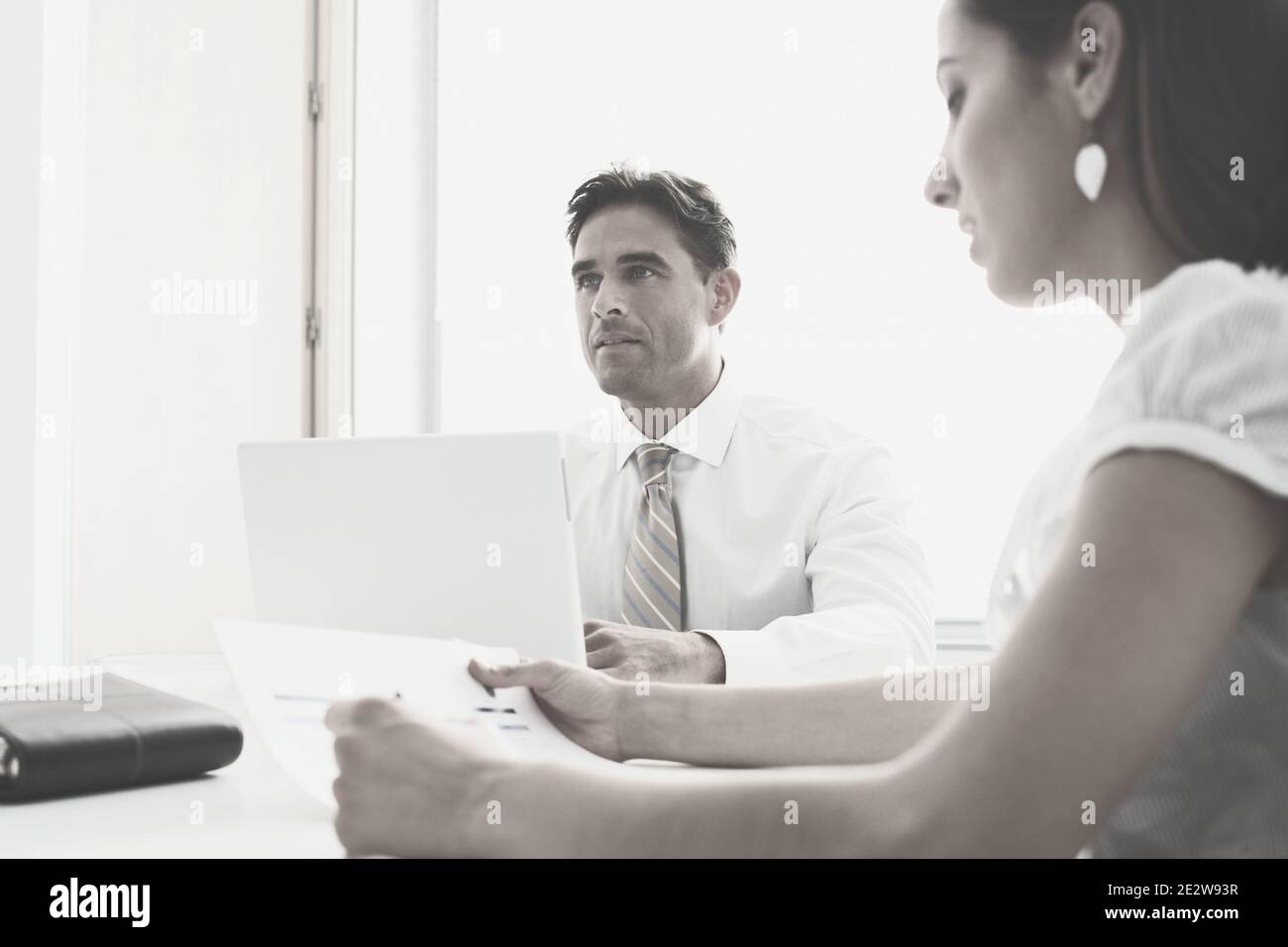 Foto in bianco e nero di giovane uomo d'affari che lavora su di lui computer portatile Foto Stock