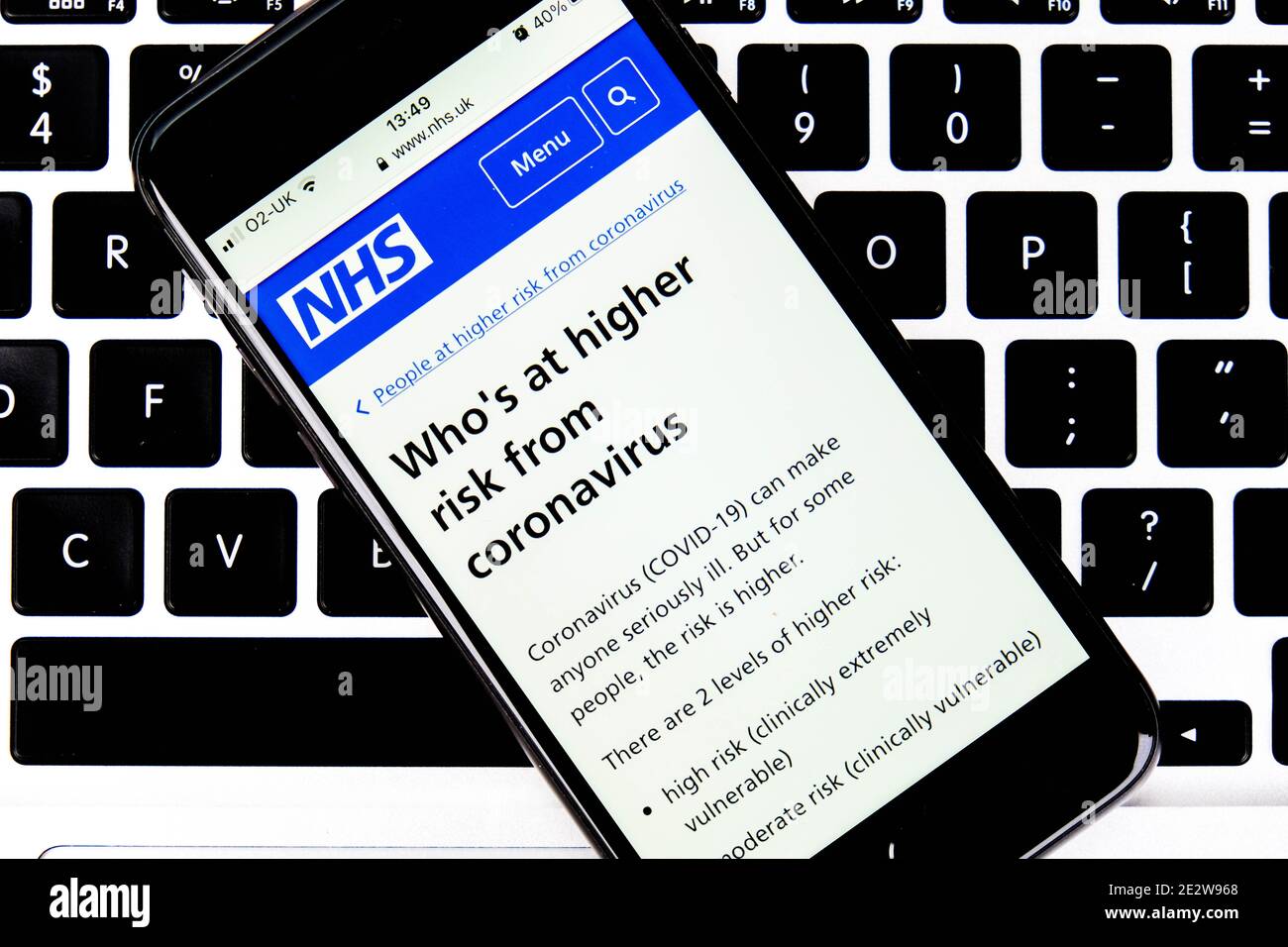 Londra UK, gennaio 15 2021, cellulare o smartphone Screenshot NHS consigli su Covid-19 persone vulnerabili Foto Stock