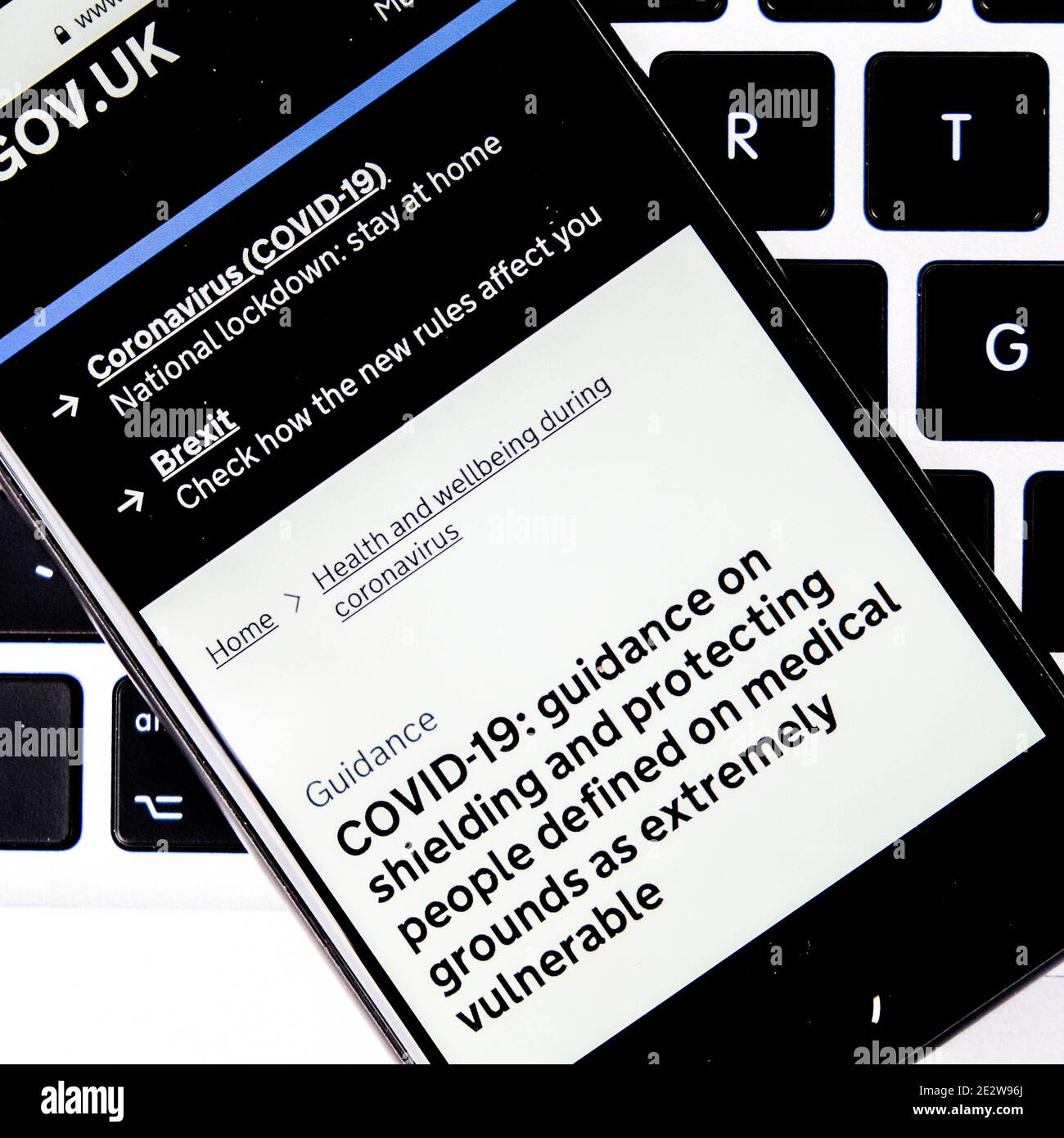 Londra UK, gennaio 15 2021, cellulare o smartphone Screenshot NHS Guida sulla schermatura Covid-19 persone vulnerabili Foto Stock