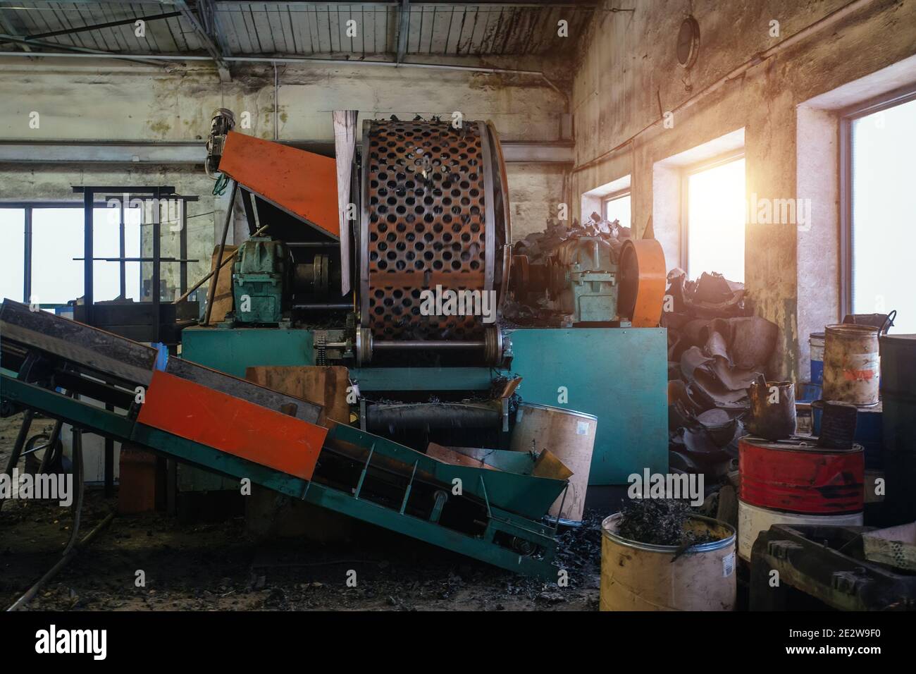 Processo di riciclaggio dei componenti in gomma di scarto in fabbrica. Foto Stock