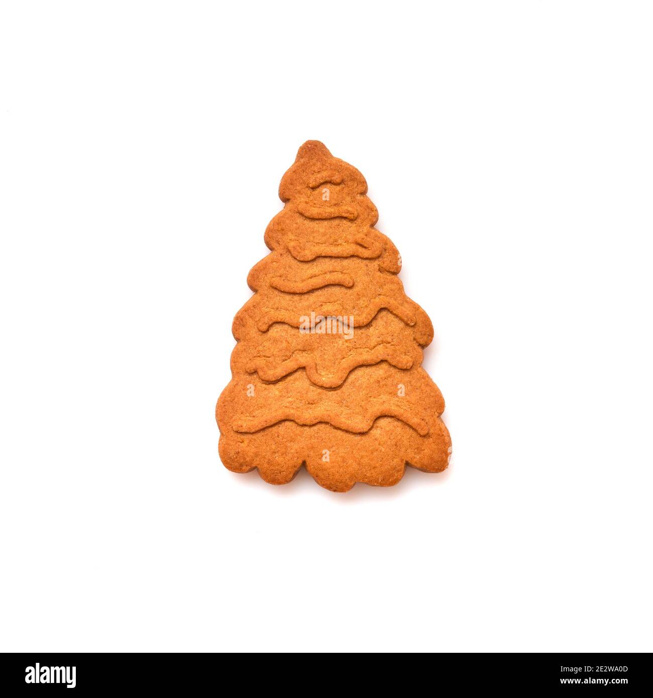 New Year pan di zenzero o biscotti a forma di albero di Natale isolati su sfondo bianco. Immagine quadrata. Vista dall'alto. Foto Stock