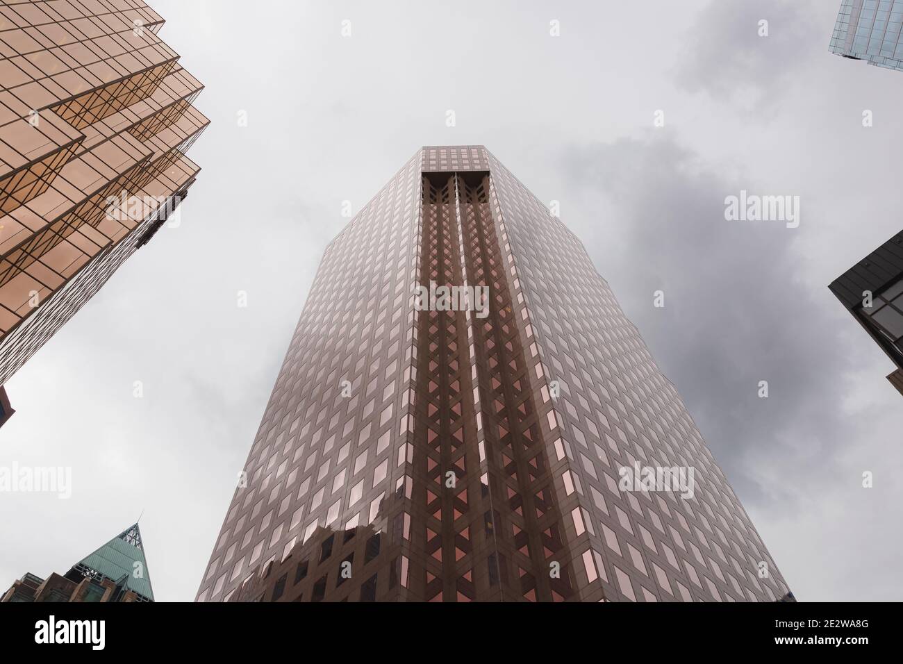 Vista dal basso verso gli uffici commerciali nel centro di Vancouver, la città più grande della British Columbia, Canada. Foto Stock