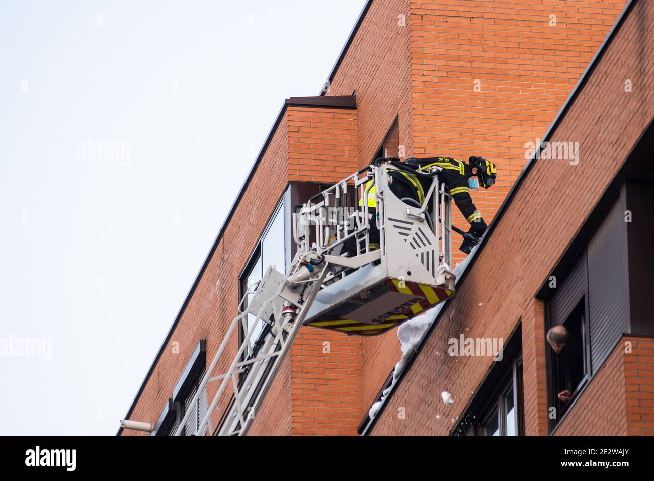 Madrid, Spagna. 15 gennaio 2021. Vigili del fuoco che rimuovono la neve dai tetti a causa della tempesta 'Filomena'. La tempesta ha causato la più grande nevicata da 50 anni e il governo sta considerando di dichiarare Madrid una zona catastrofica. Credit: Marcos del Mazo/Alamy Live News Foto Stock