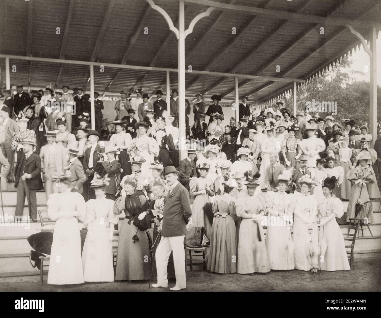 Fotografia d'epoca del XIX secolo: Egitto, folla di europei ben vestiti sulla tribuna al Cairo Races, ippodromo. Foto Stock
