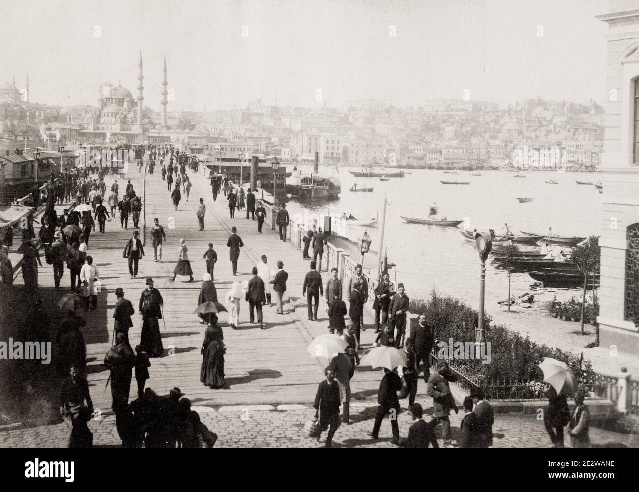 Fotografia d'epoca del XIX secolo: Turchia, Costantinopoli, Istanbul - pedoni sul Ponte di Galata. Foto Stock