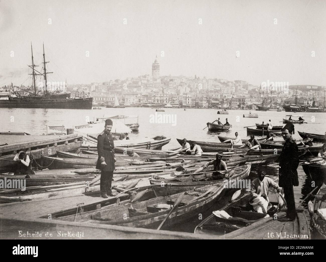 Fotografia d'epoca del XIX secolo: Turchia, Costantinopoli, Istanbul - barche e barcaioli sul Bosforo. Foto Stock
