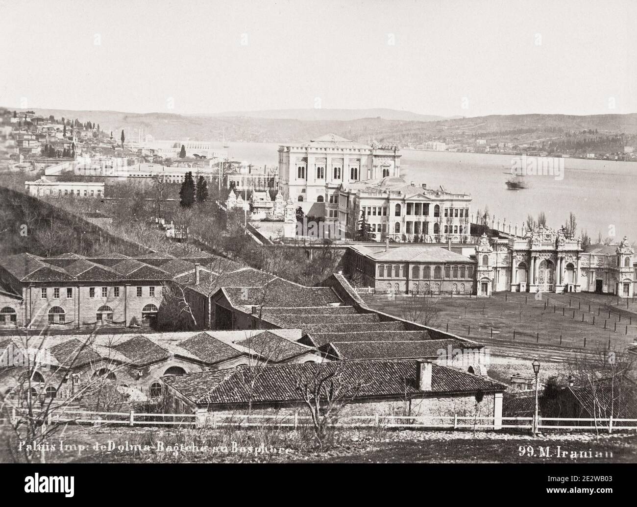 Fotografia d'epoca del XIX secolo: Turchia, Costantinopoli, Istanbul - Palazzo Dolmabahçe situato nel quartiere Beşiktaş di Istanbul, Turchia, sulla costa europea dello stretto del Bosforo, è stato il principale centro amministrativo dell'Impero Ottomano dal 1856 al 1887 e dal 1909 al 1922. Foto Stock