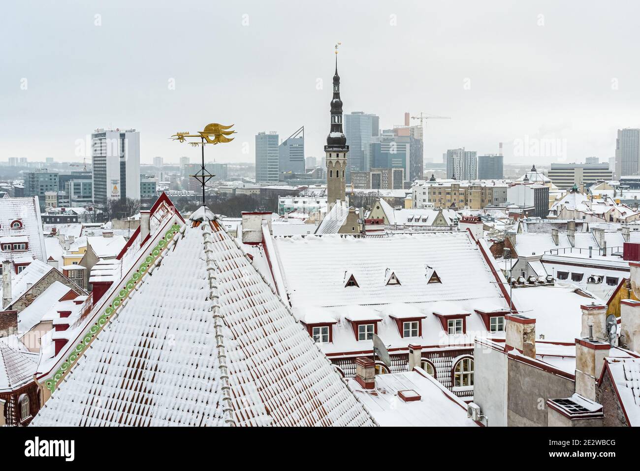 Estonia. Tallinn. 14 gennaio 2021. Tetti di tegole rosse, chiodatrici e torri nella città vecchia. Architettura medievale dei Baltici. Inverno, paesaggio urbano. Panorama della città. Foto di alta qualità Foto Stock